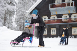 Lapset potkurissa Bomballa talvi